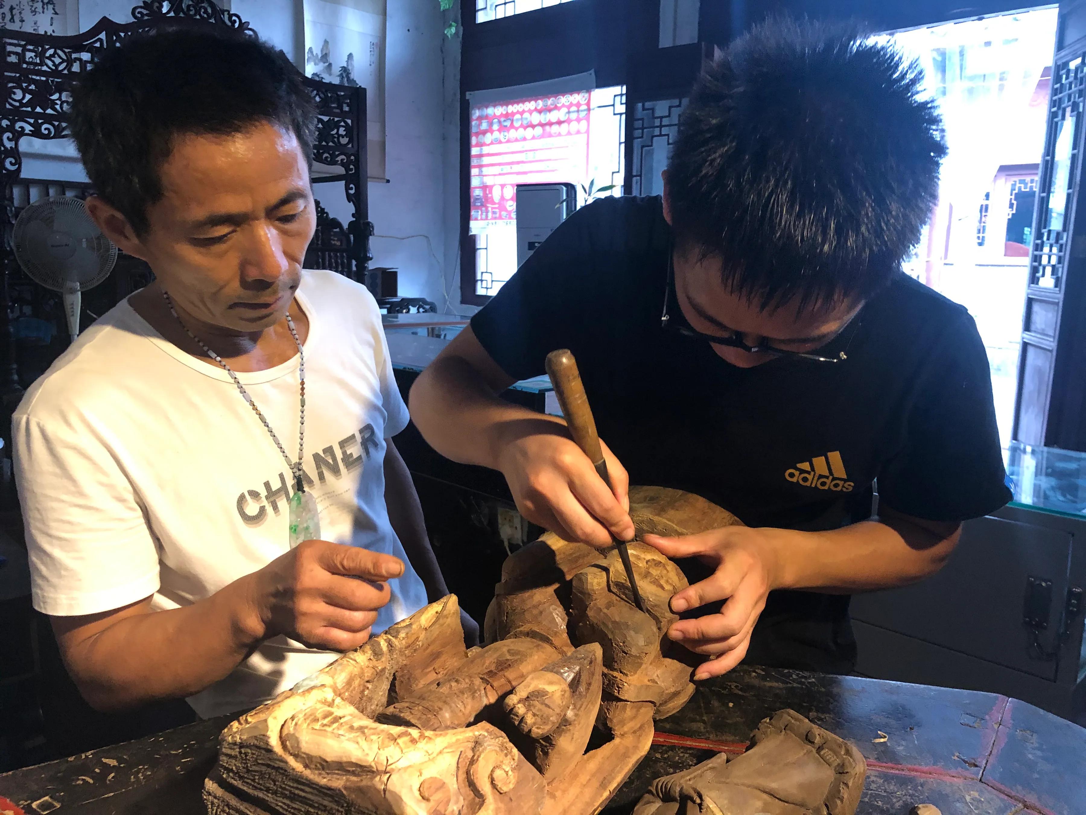 合川徐守学：让残缺老物件＂妙手回春＂