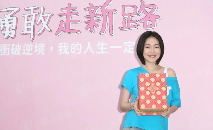 露肩装搭配宽松牛仔裤,露肩穿搭牛仔裤