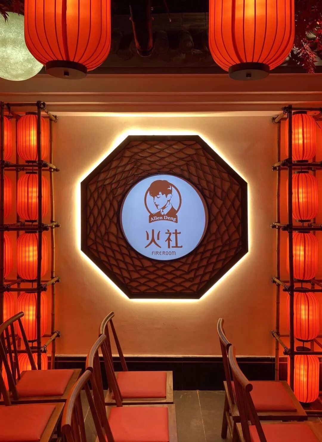 邓伦开火锅店了！这设计是重庆洪崖洞的既视感？
