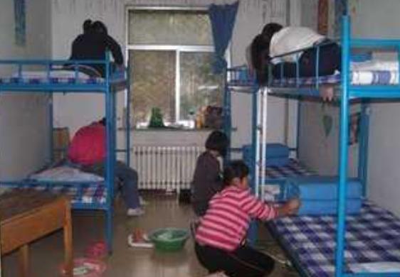 寝室最好是选上铺还是下铺,学生寝室住下铺好还是上铺好