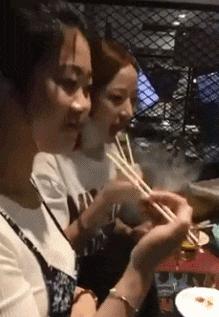 搞笑gif图妹子你这智商真是堪忧啊,搞笑gif妹子你这发型挺别致啊