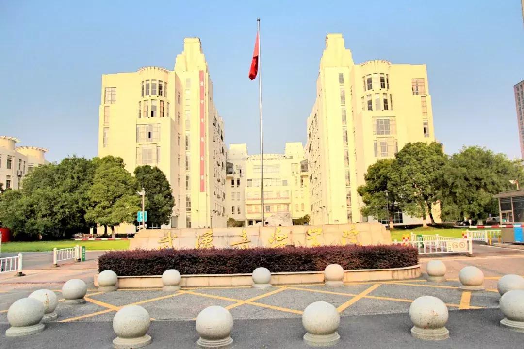 武昌这所低调的大学坐拥一线江景，教学楼窗外就是黄鹤楼