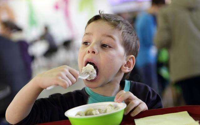 “老师，我孩子不吃葱，请挑出来”，老师的回应让宝妈惭愧不已