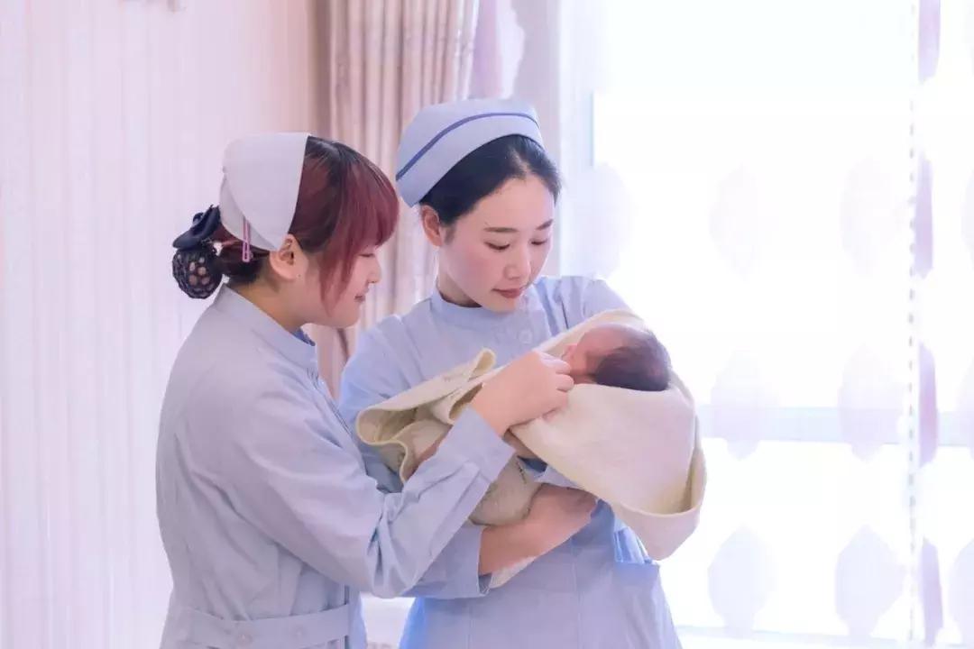 春节防疫不打烊坚守岗位保平安,平安夜依然坚守岗位的医护