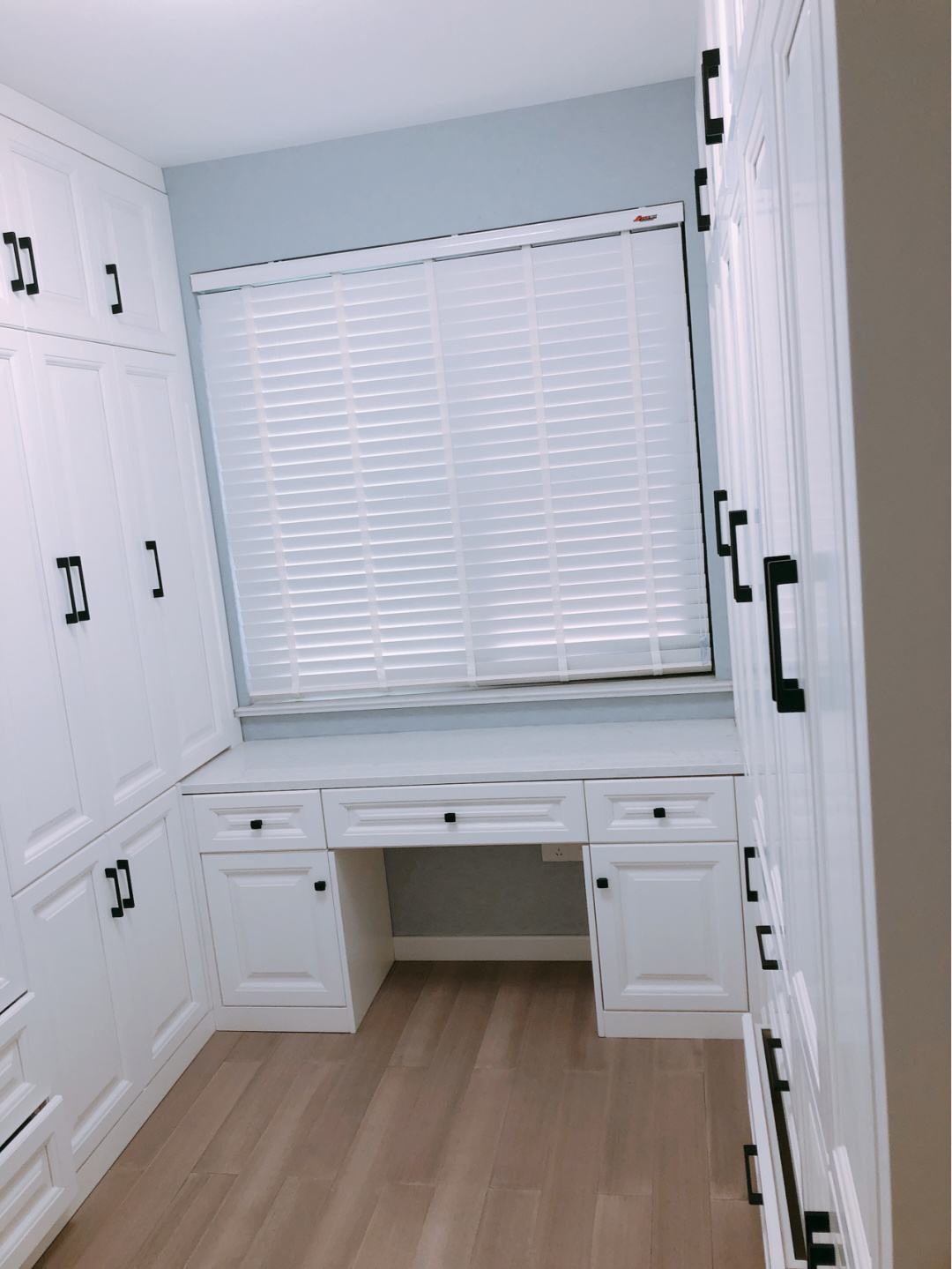 打扫干净准备通风去甲醛，窗帘还是纯色好看，厨房蓝色柜最为漂亮