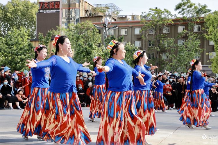 洛阳牡丹广场：*疆新**舞大联欢