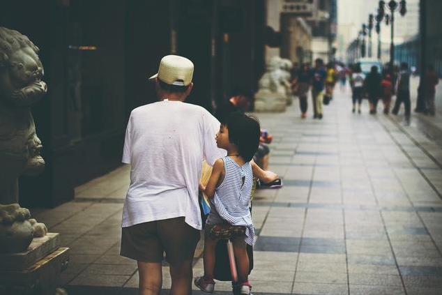 为何老人身上会有一股味?建议:50岁后远离3个习惯,老了或没味