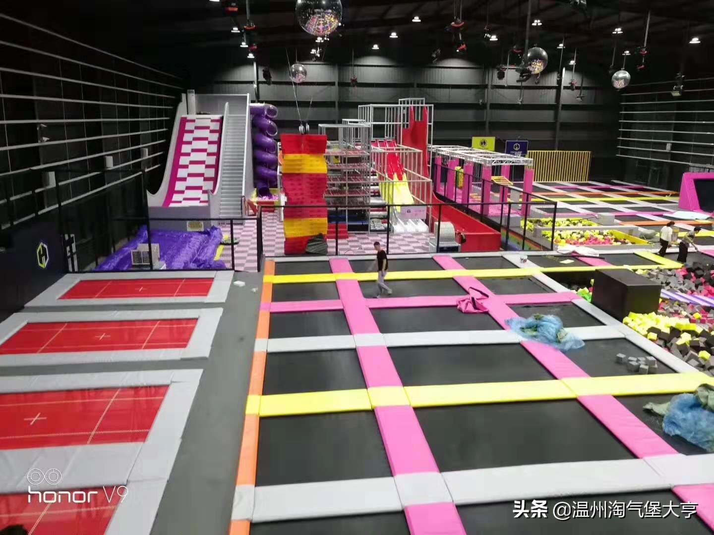 蹦床公园海绵池清洁视频,蹦床公园海绵池清洁用网兜装起来