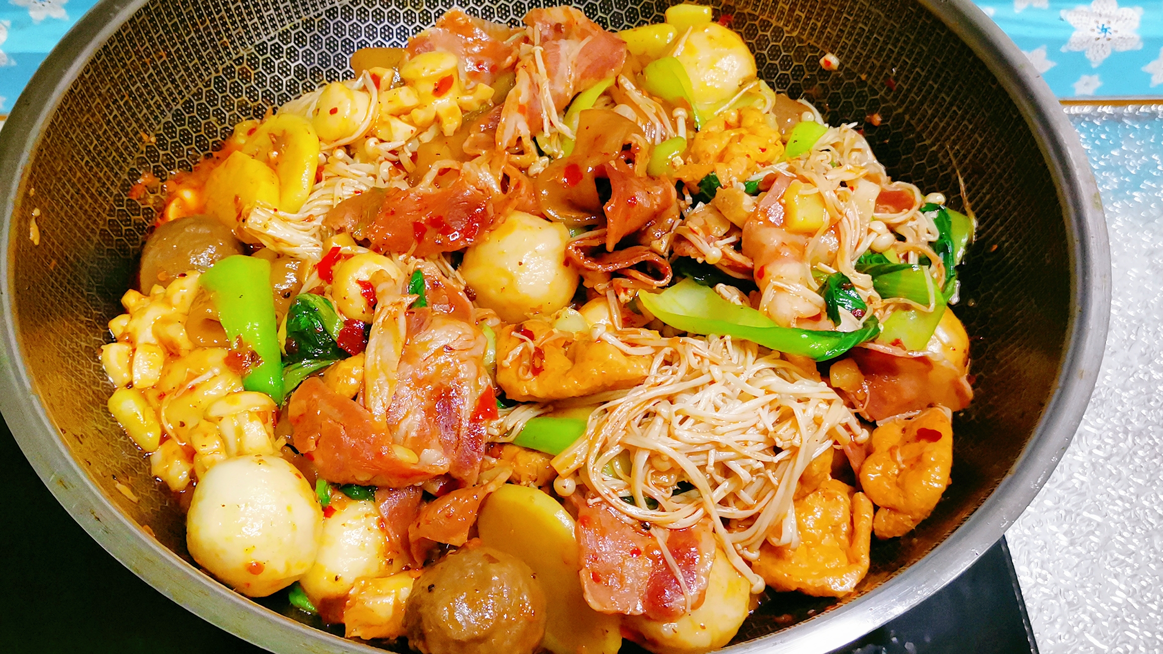 教你做麻辣香锅味道超棒,麻辣香锅在家就能做得色香味俱全