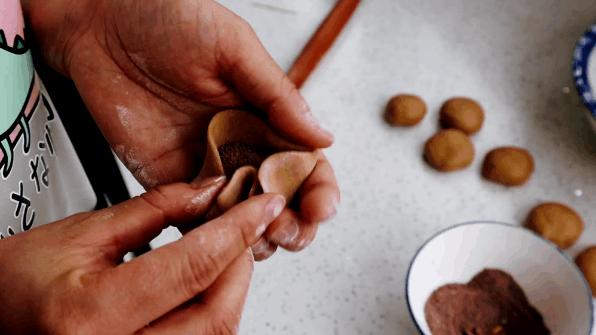 一碗面粉一种糖，教你做家庭版“红糖肚脐饼”，甜而不腻焦香酥脆