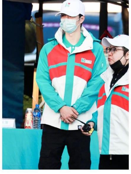 栾树韩红许志安,许志安和韩红接吻图片