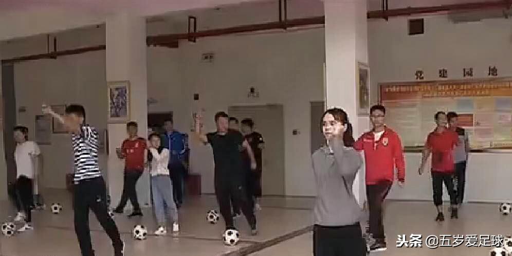 足球之乡普及足球出滥招！足球不踢却用来跳舞，应该学人家日本！