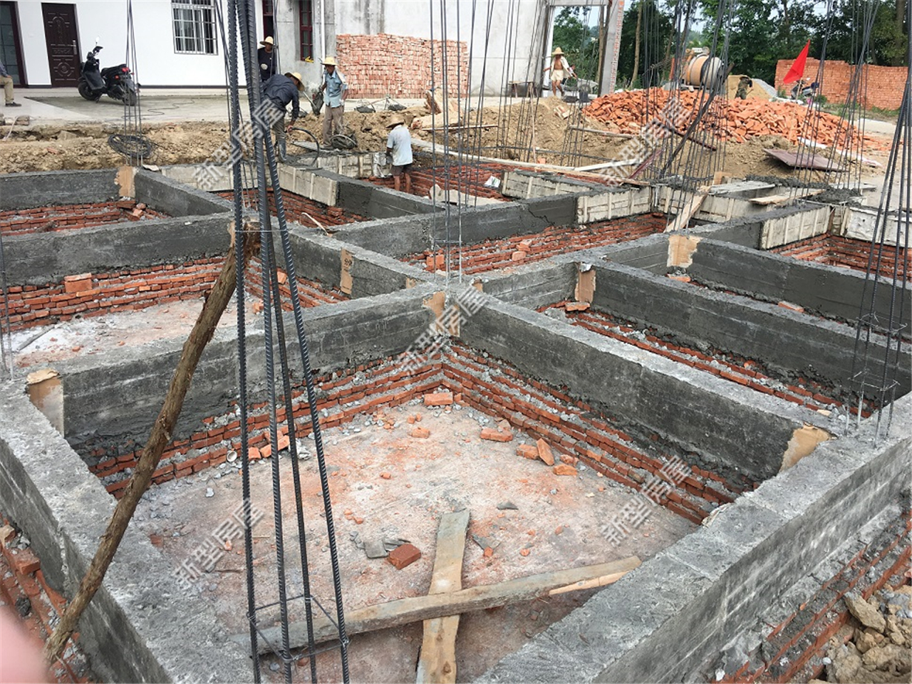 农村盖房地基要挖多深？地梁基础如何做？用什么材料好？