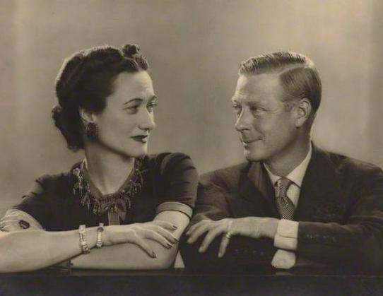 辛普森夫人最后回到王室了么,辛普森两任妻子