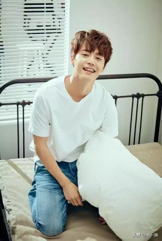 白衬衫t恤发黄,白色衬衫一年没穿发黄怎么办