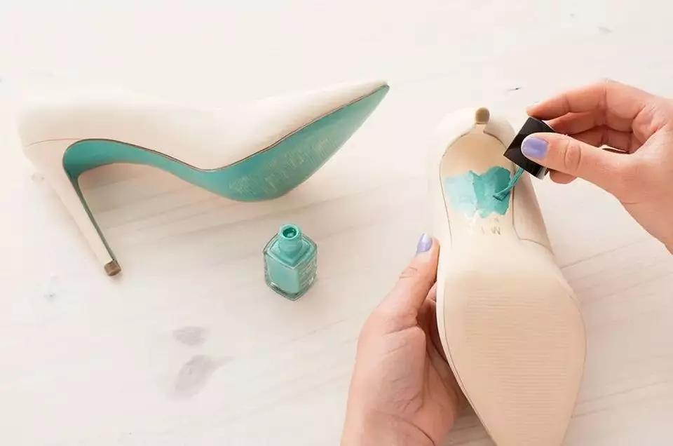 买了双白色高跟鞋，嫌太单调，稍加改造就美过新娘鞋，附教程