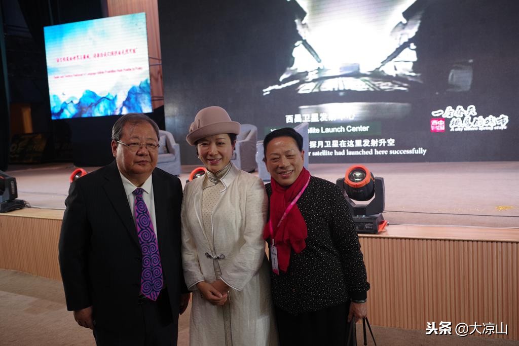 2018西昌邛海“丝绸之路”国际诗歌节首场朗诵会上主持人王明青惊艳全场今晚还可看她主持听她朗诵