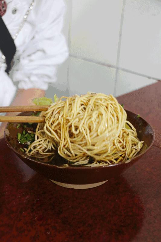 在重庆小面馆当了12小时的“丘二”后，告诉你月入数万的真相