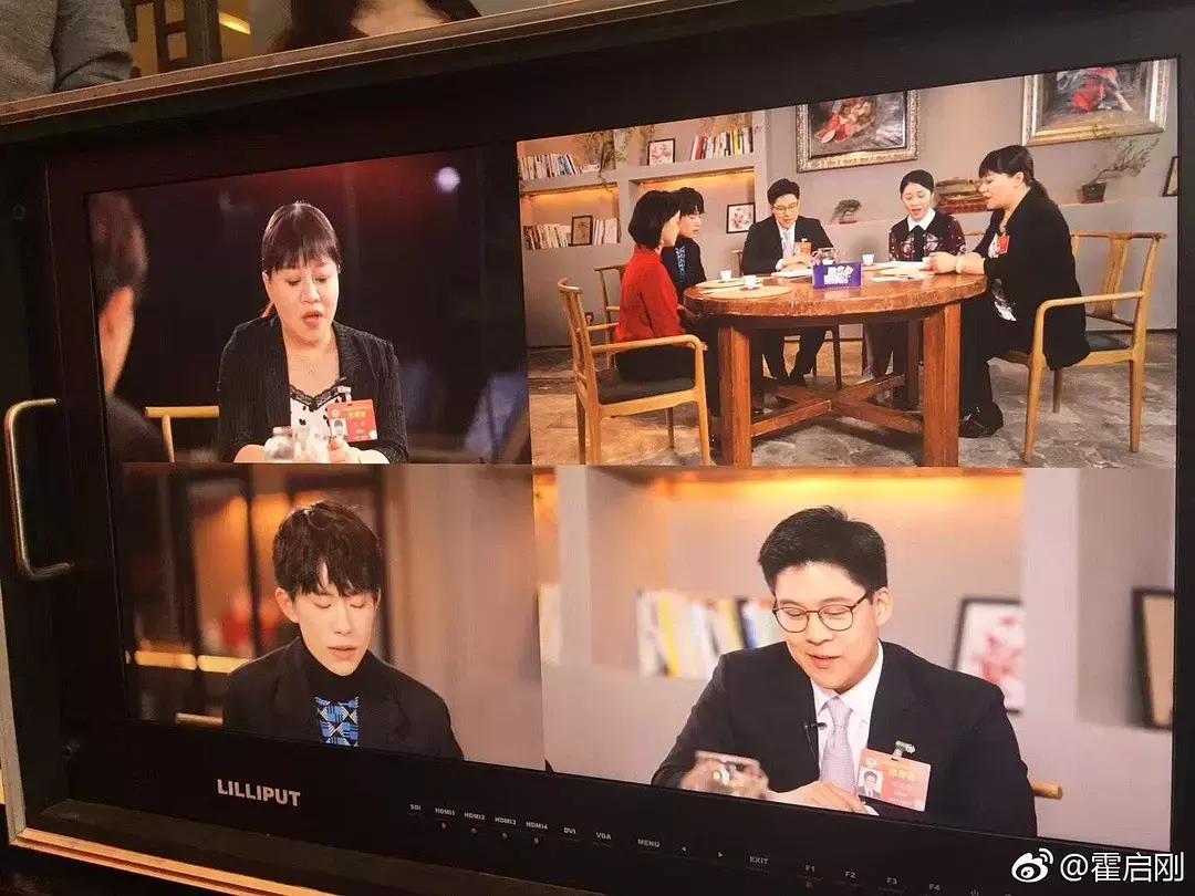 霍启刚背购物袋,霍启刚机场手捧郭晶晶的火炬