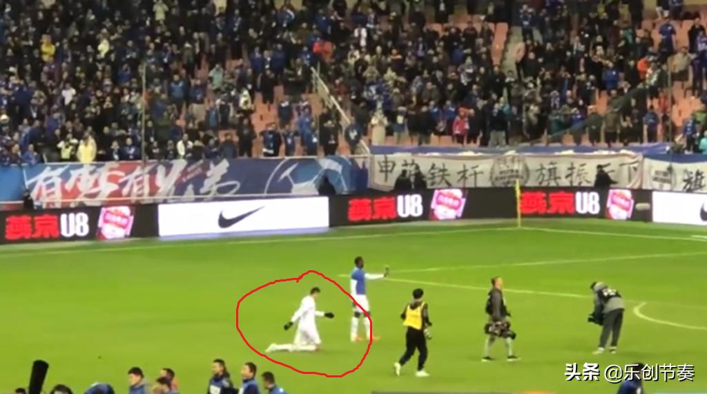 夺冠后跪下痛哭,夺冠后跪地痛哭