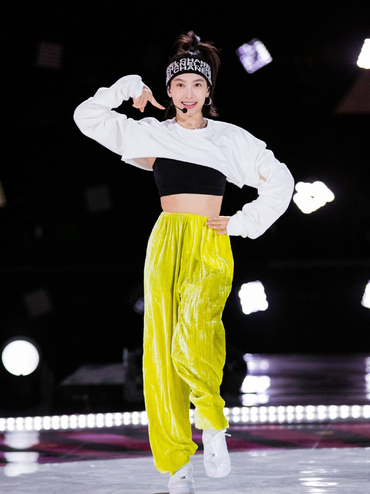 荧光色显白穿搭,荧光黄发色穿衣搭配