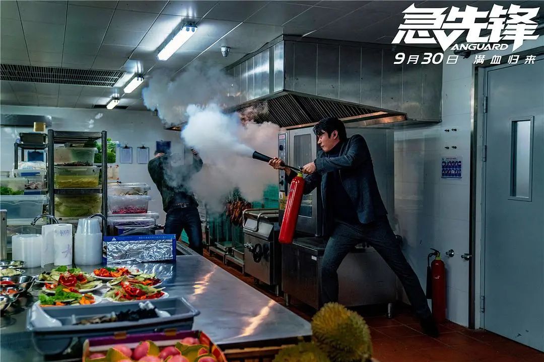 杨洋成龙急先锋跳舞,急先锋发布会杨洋和成龙坐在一起