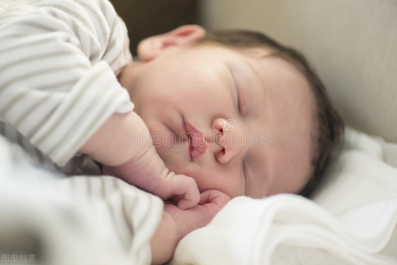 新生婴儿怕黑哭闹是什么原因,宝宝怕黑关灯就哭闹怎么办