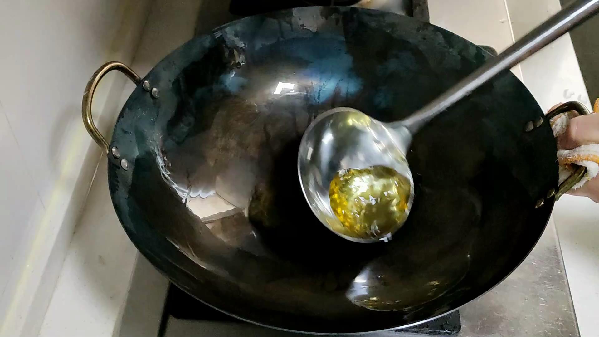 新铁锅千万别直接烧,等于吃掉了涂层,大厨正确开锅不生锈不粘锅