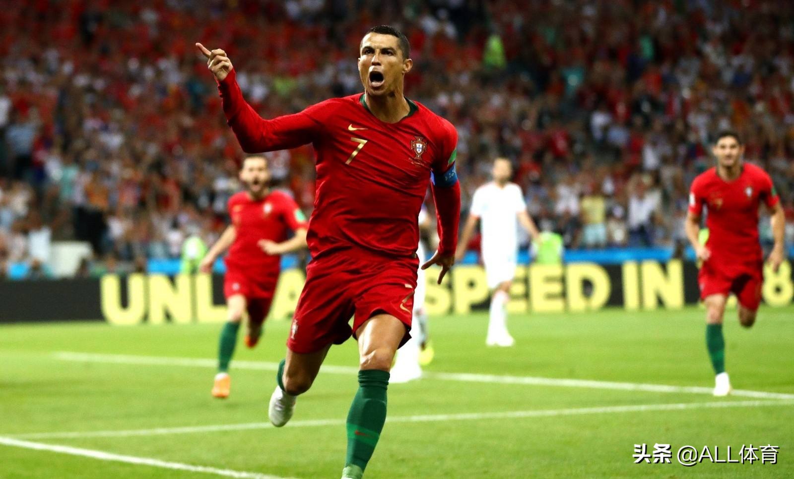 优质偶像的担当！C罗又为疫情捐款，这次帮助的是业余足球！