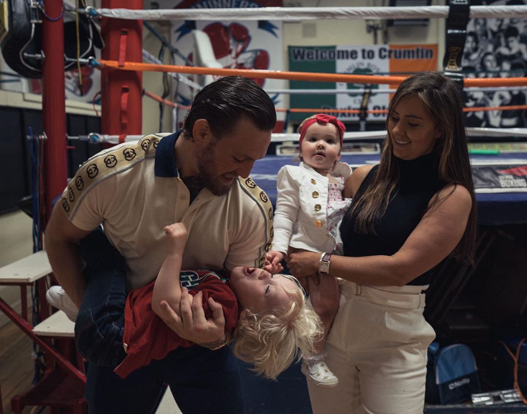 嘴炮和未婚妻公开接吻秀恩爱，骚扰门后依旧亲密，维护好老公人设