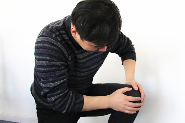 走路时腿突然发软是怎么回事,走路经常腿打软摔倒