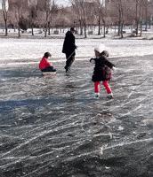 搞笑gif目光全在腿上了,爆笑gif动图我们一起出去霸气一点