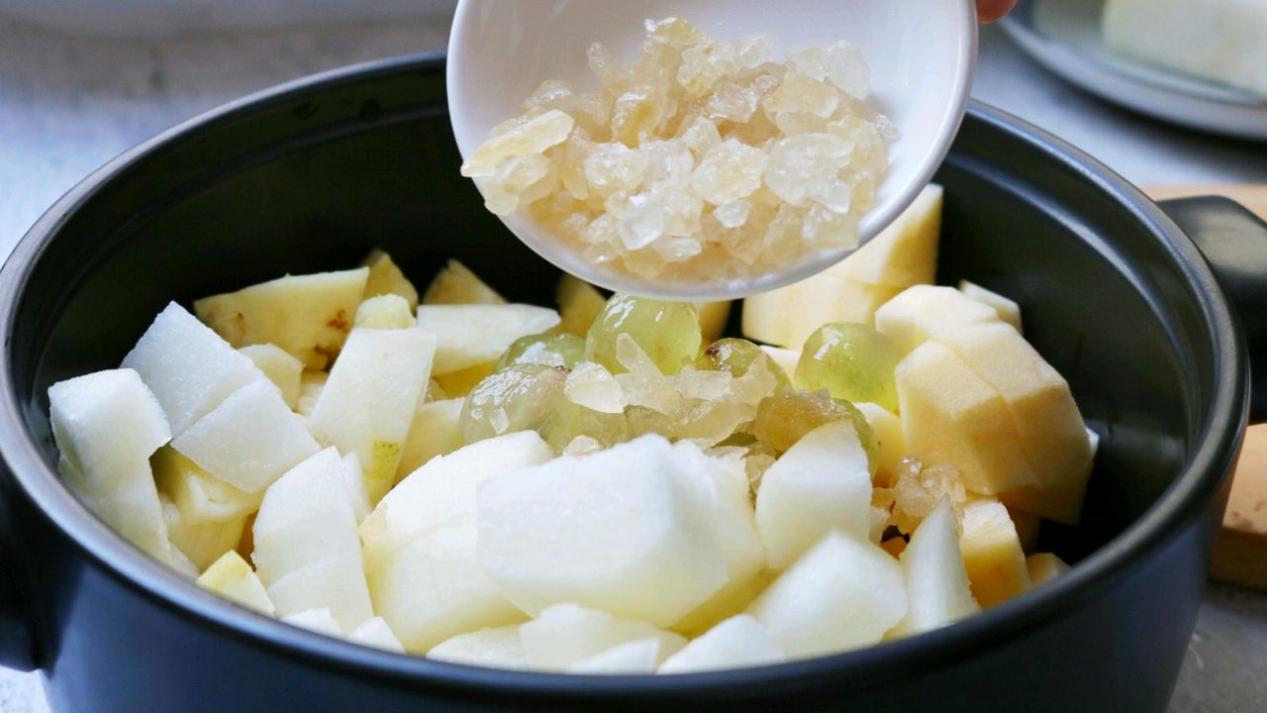 自己做水果糖水，甜甜的味道真好喝，没有添加更健康