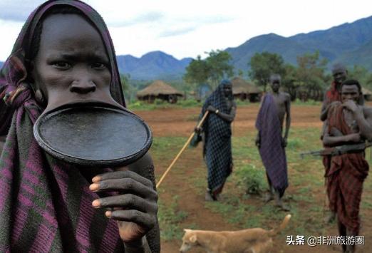 非洲原始部落的“时尚”装扮