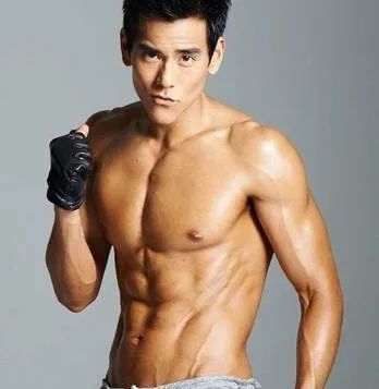 7岁女童案板下学习一个月走红,湖北7岁女孩躲菜市场案板下上课