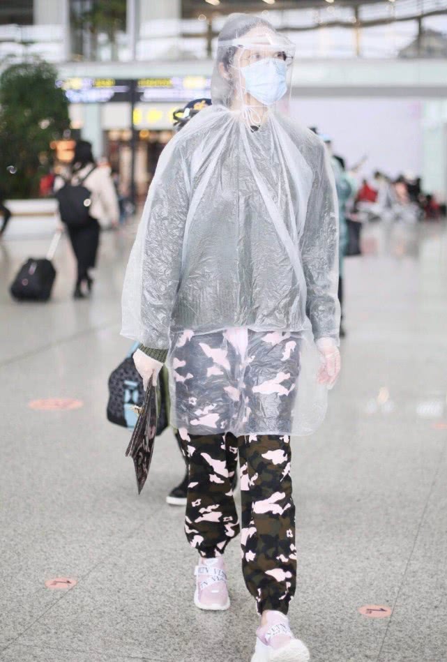 气质路线韩雪机场红配绿，这次女神的穿搭，你给几分