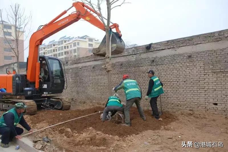 向坚守岗位的一线工人致敬,向坚守在户外的劳动者致敬