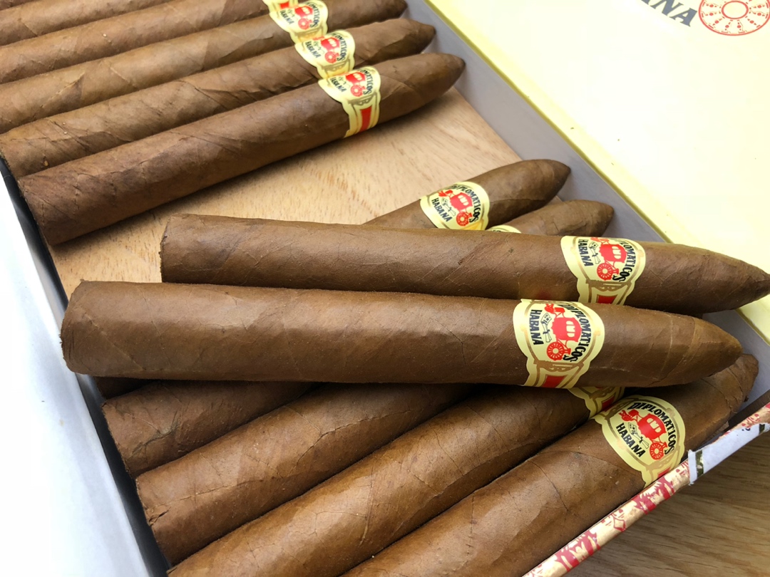 新年将至,别买光买瓜子了!来几盒25根的雪茄,你家备齐了吗