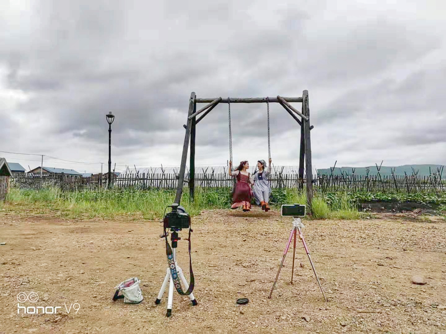 闺蜜旅游拍照片怎么摆动作,闺蜜旅游拍照姿势大全站姿