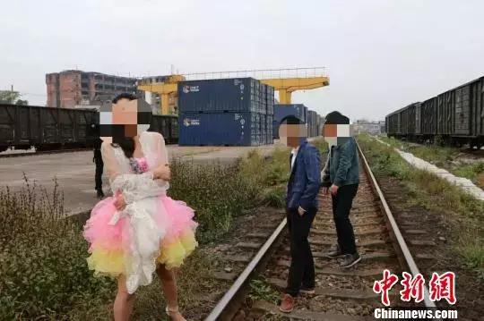 坐火车手机掉厕所掉轨道上会赔吗,手机掉到火车厕所里了怎么办