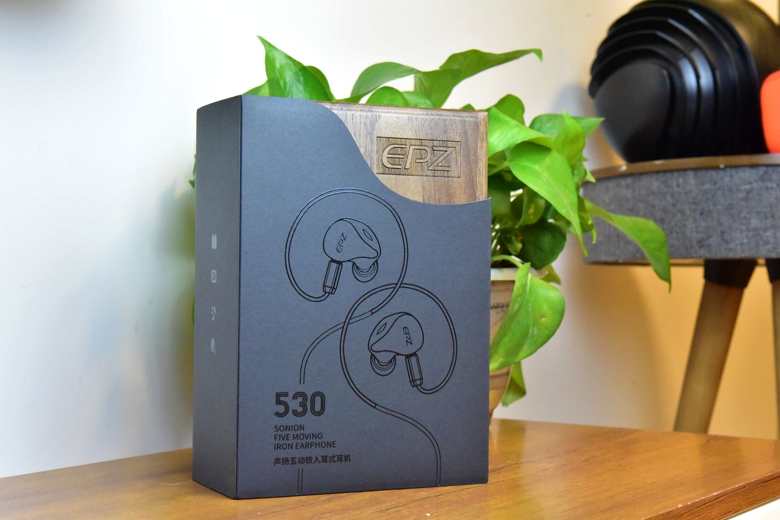 见识见识国产耳机诚意，5动铁声扬顶着堆料骂名平衡行业旗舰高价