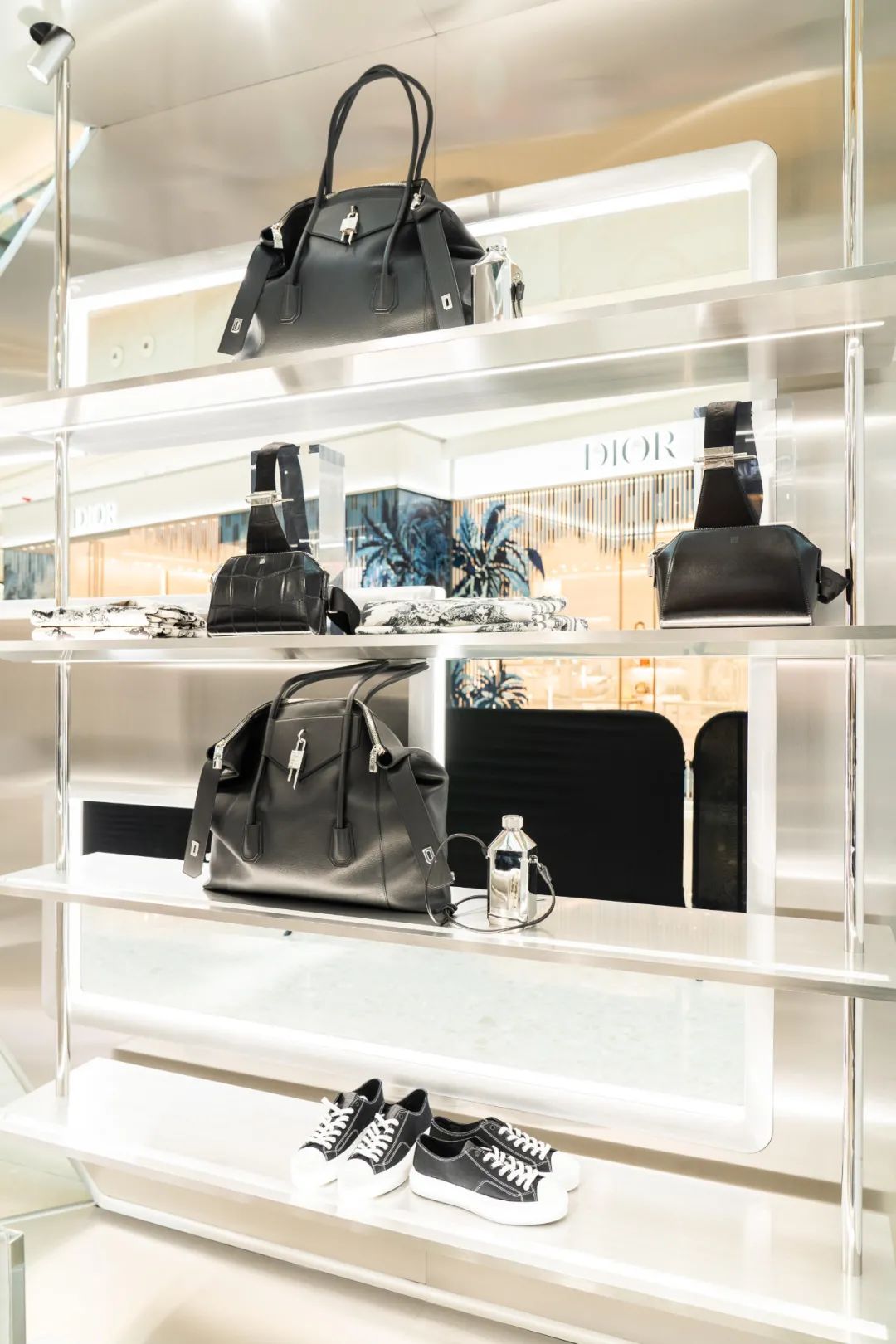 乃万曾可妮直播,纪梵希女包值钱吗