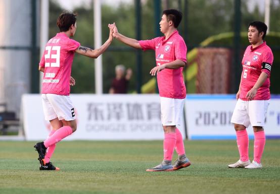 华晨宝马第一名,足球联赛榜首之战