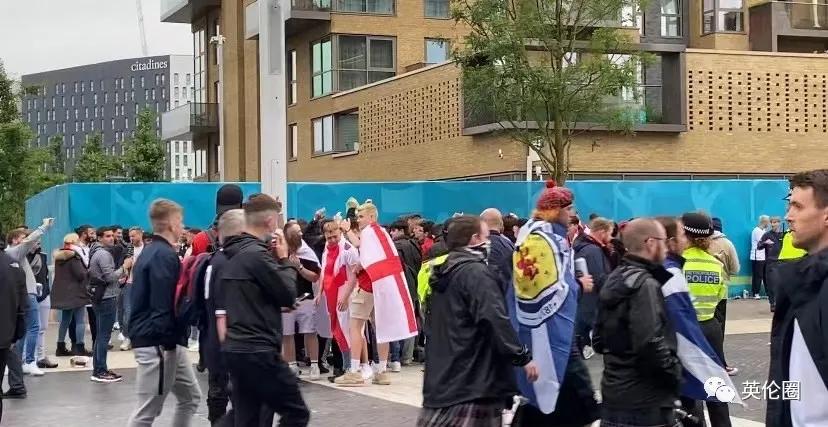 街头斗殴、醉酒裸奔...一大波短裙男子不顾警告涌入伦敦