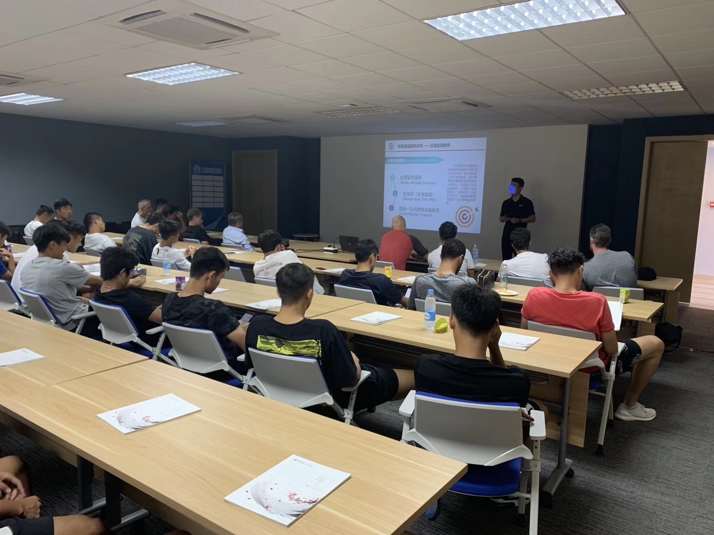 罕见！富力全队一起不训练上课！连斯托伊克维奇也乖乖听课