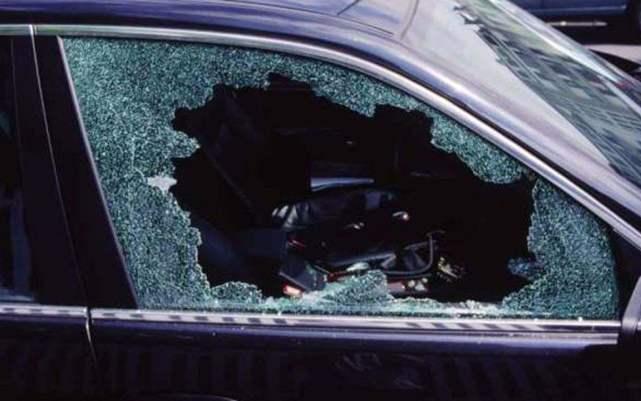 汽车钥匙忘车里开锁小窍门,汽车钥匙忘带了怎么锁车