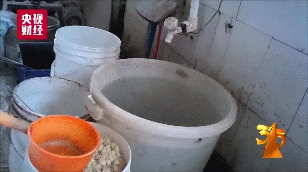 卖辣条的抠脚大汉,辣条是抠脚大汉的脚踩出来的吗