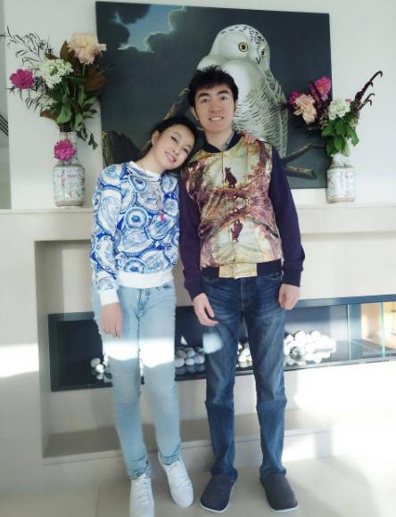 69岁刘晓庆和妹妹罕见同窗照片,刘晓庆的家庭背景