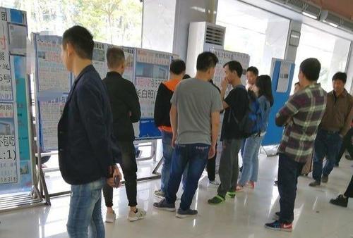 深圳最大临时工市场，工资日结，300一天，晚上负责专车送回