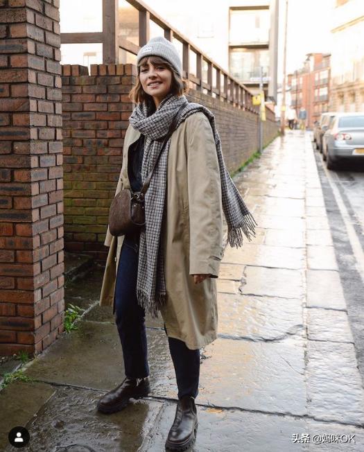 几种很火的围巾的新系法,比较短的围巾系大法